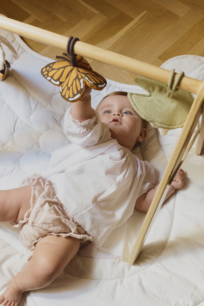 BABY GYM WITH SET OF 3 RATTLE TOY HANGERS - SWAN