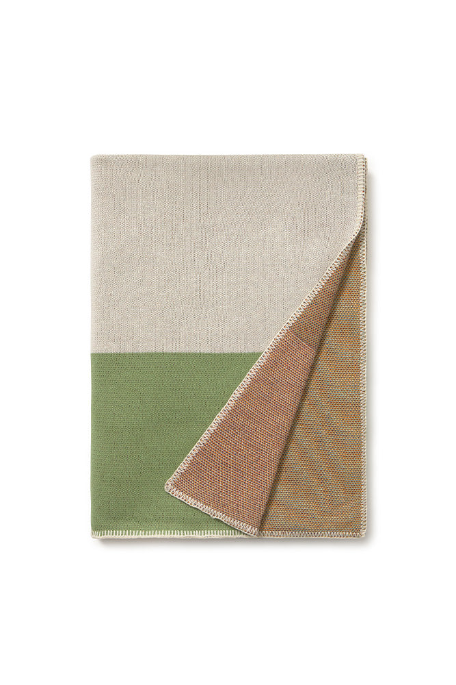 KNITTED BLANKET COLOR COMPOSITION