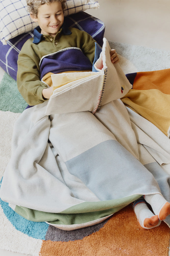 KNITTED BLANKET COLOR COMPOSITION