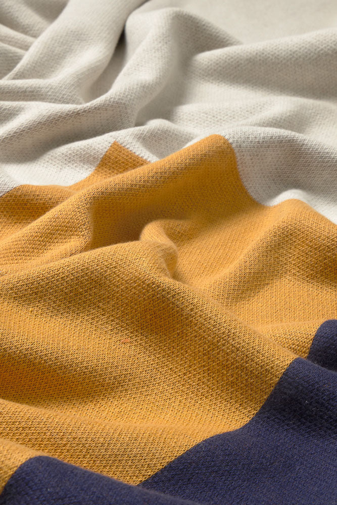 KNITTED BLANKET COLOR COMPOSITION