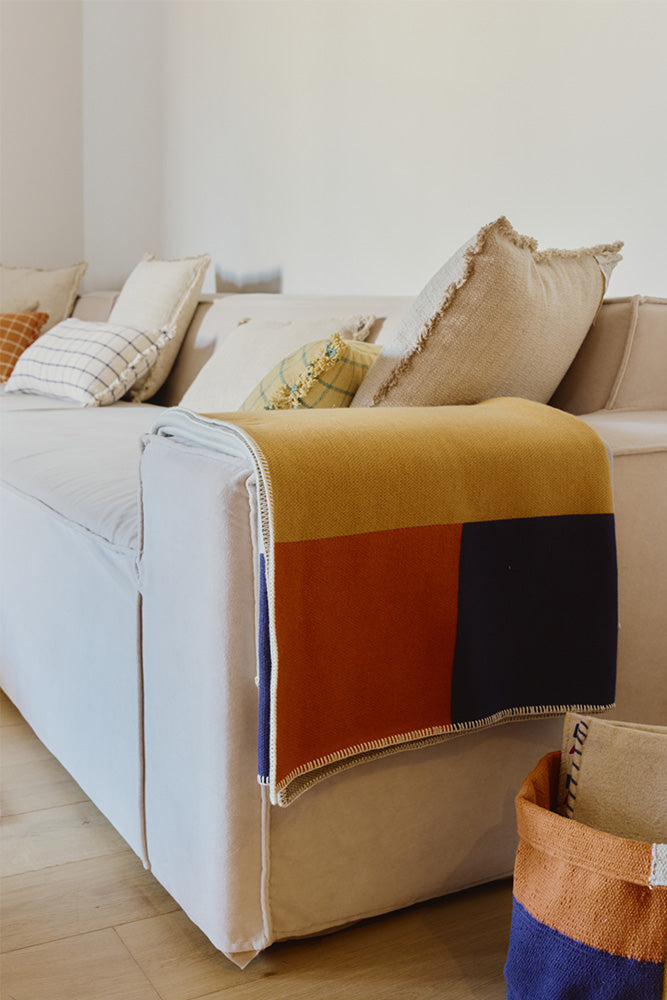 KNITTED BLANKET COLOR COMPOSITION