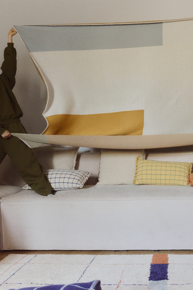 KNITTED BLANKET COLOR COMPOSITION