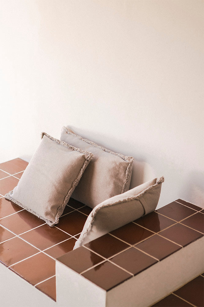 STONEWASHED SQUARE CUSHION NEW GREY