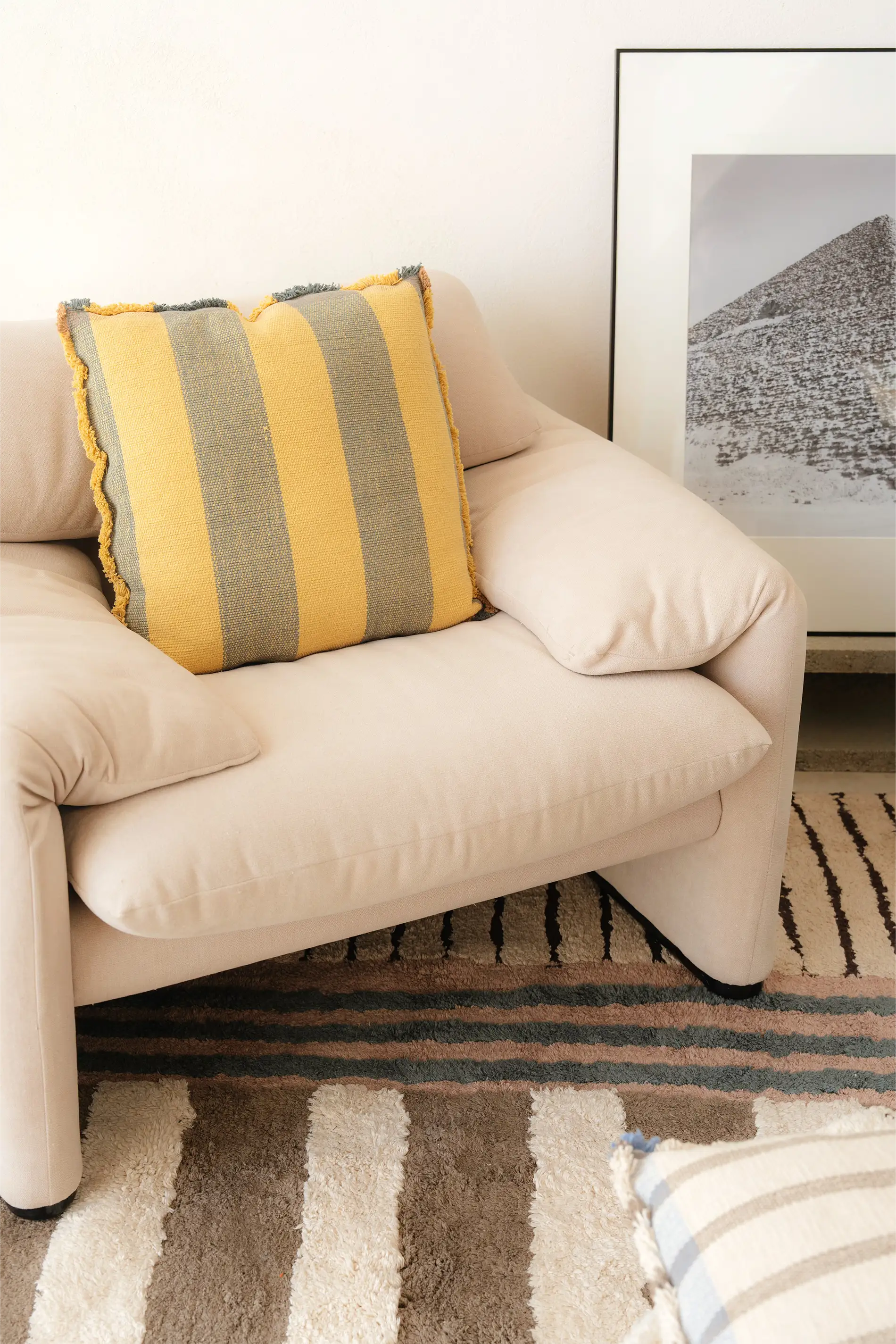 SQUARE CUSHION LINES OCHRE